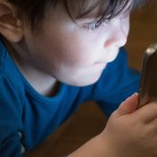 Les écrans au prisme de leur typologie : enjeux pour l’étude du développement des enfants et adolescents